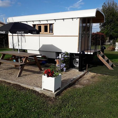 Bed and Breakfast La Roulotte Des Trois Arbres Oradour-sur-Glane Esterno foto