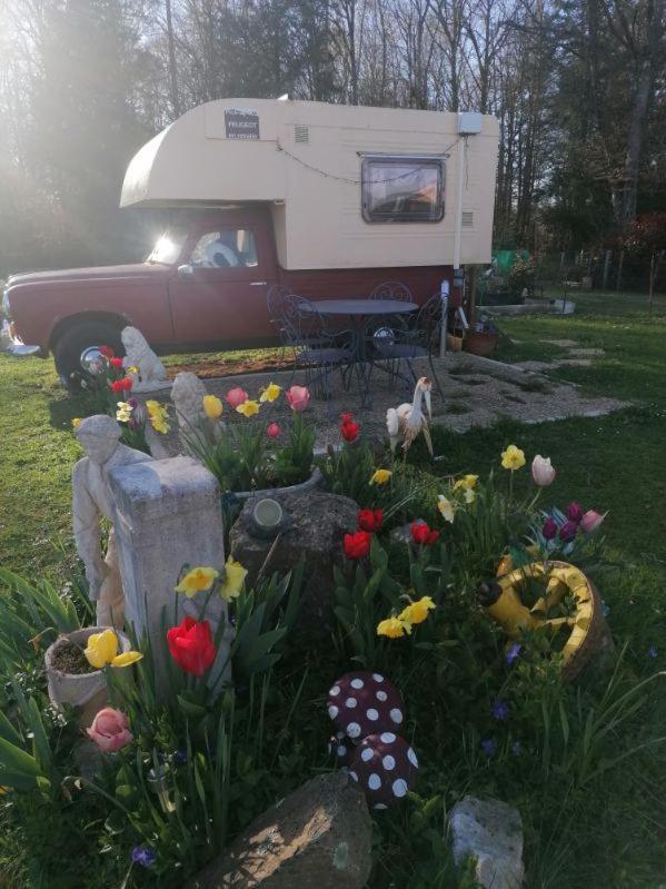 Bed and Breakfast La Roulotte Des Trois Arbres Oradour-sur-Glane Esterno foto