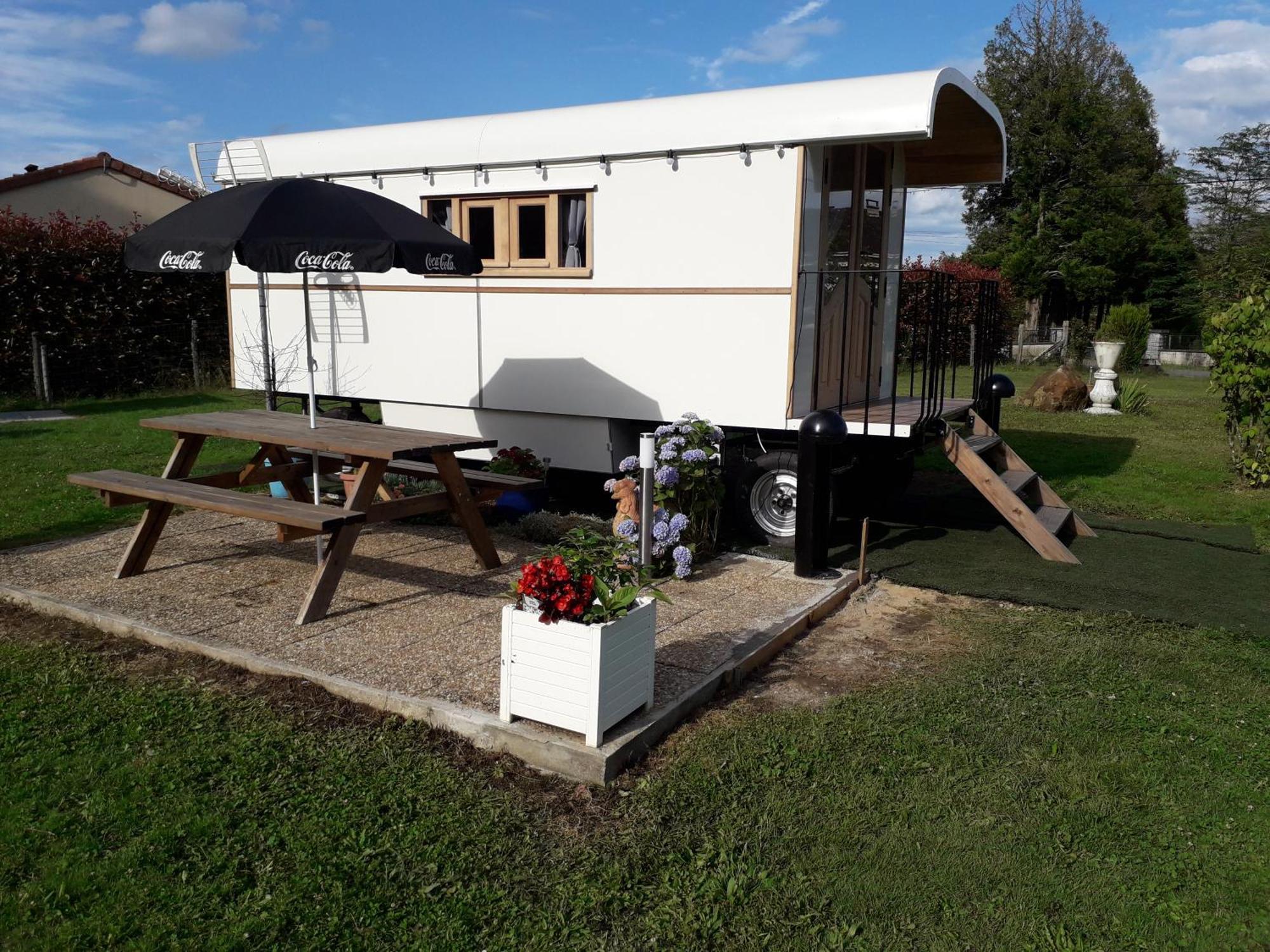 Bed and Breakfast La Roulotte Des Trois Arbres Oradour-sur-Glane Esterno foto