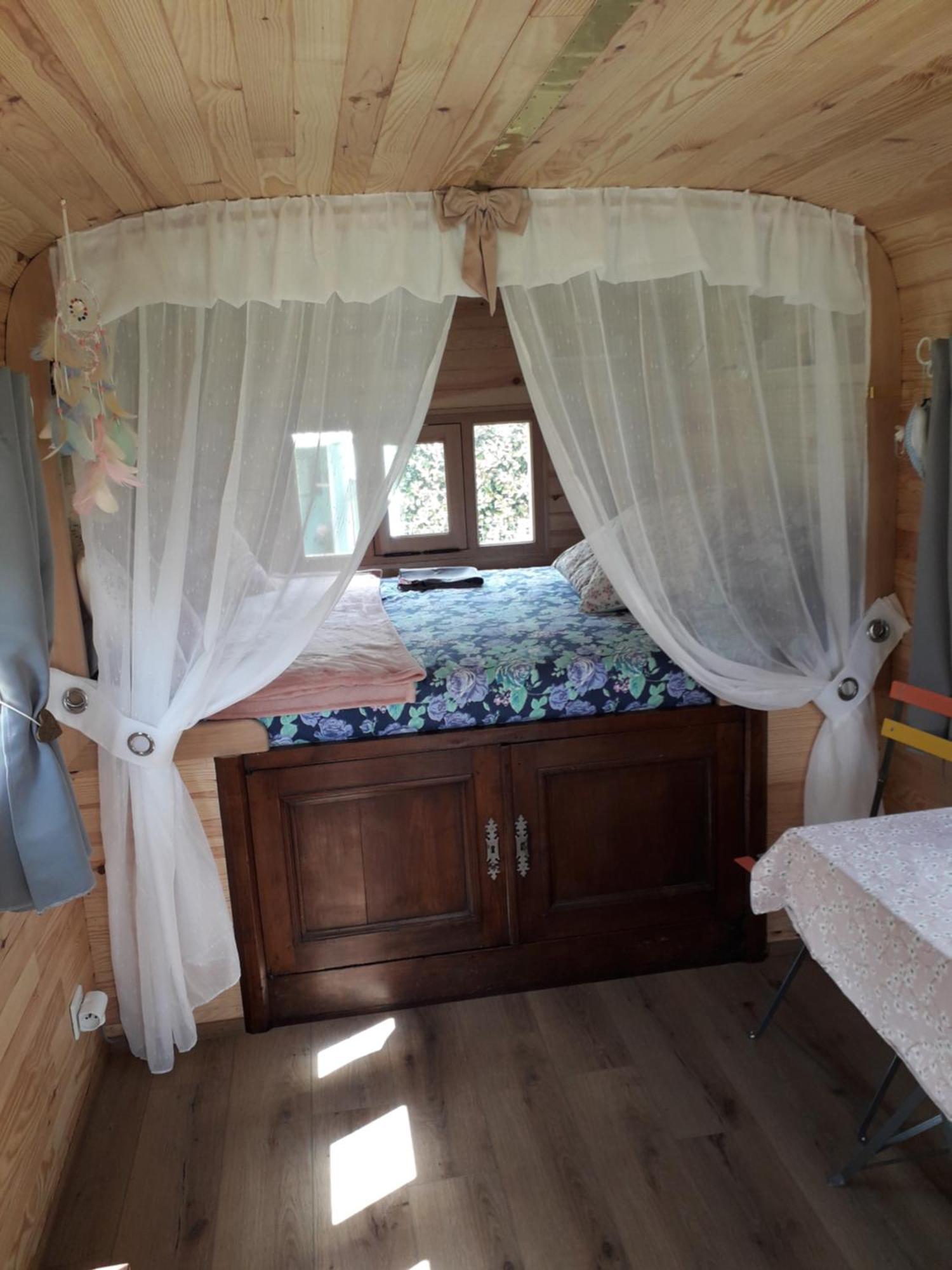 Bed and Breakfast La Roulotte Des Trois Arbres Oradour-sur-Glane Esterno foto