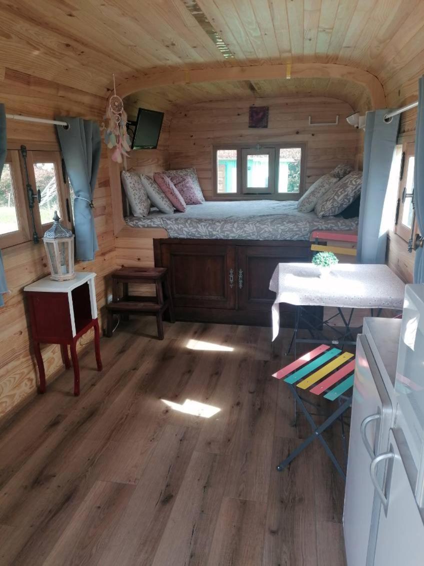 Bed and Breakfast La Roulotte Des Trois Arbres Oradour-sur-Glane Esterno foto