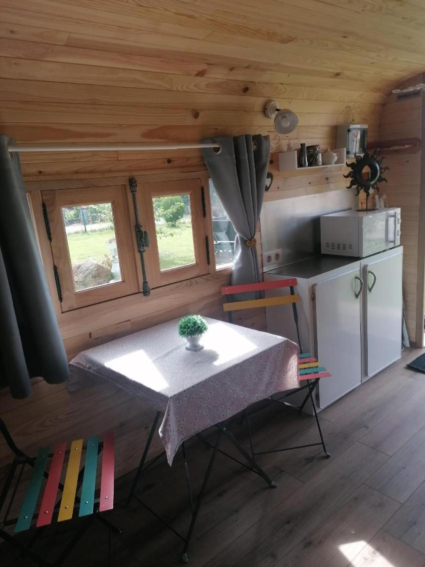 Bed and Breakfast La Roulotte Des Trois Arbres Oradour-sur-Glane Esterno foto