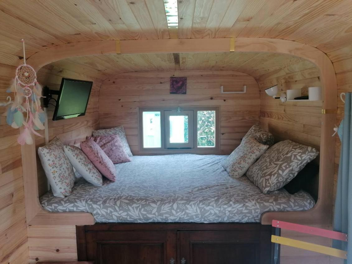 Bed and Breakfast La Roulotte Des Trois Arbres Oradour-sur-Glane Esterno foto
