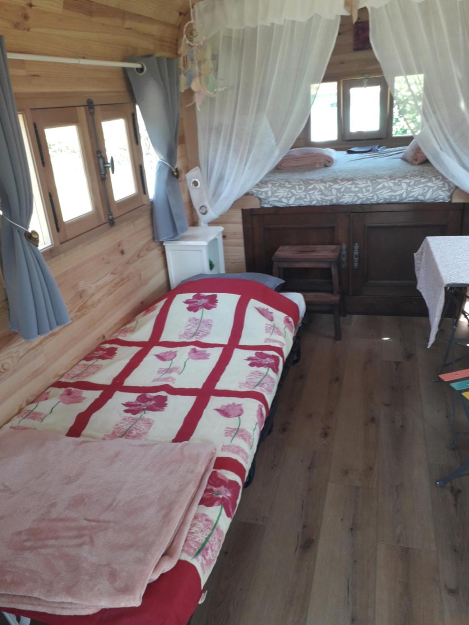 Bed and Breakfast La Roulotte Des Trois Arbres Oradour-sur-Glane Esterno foto