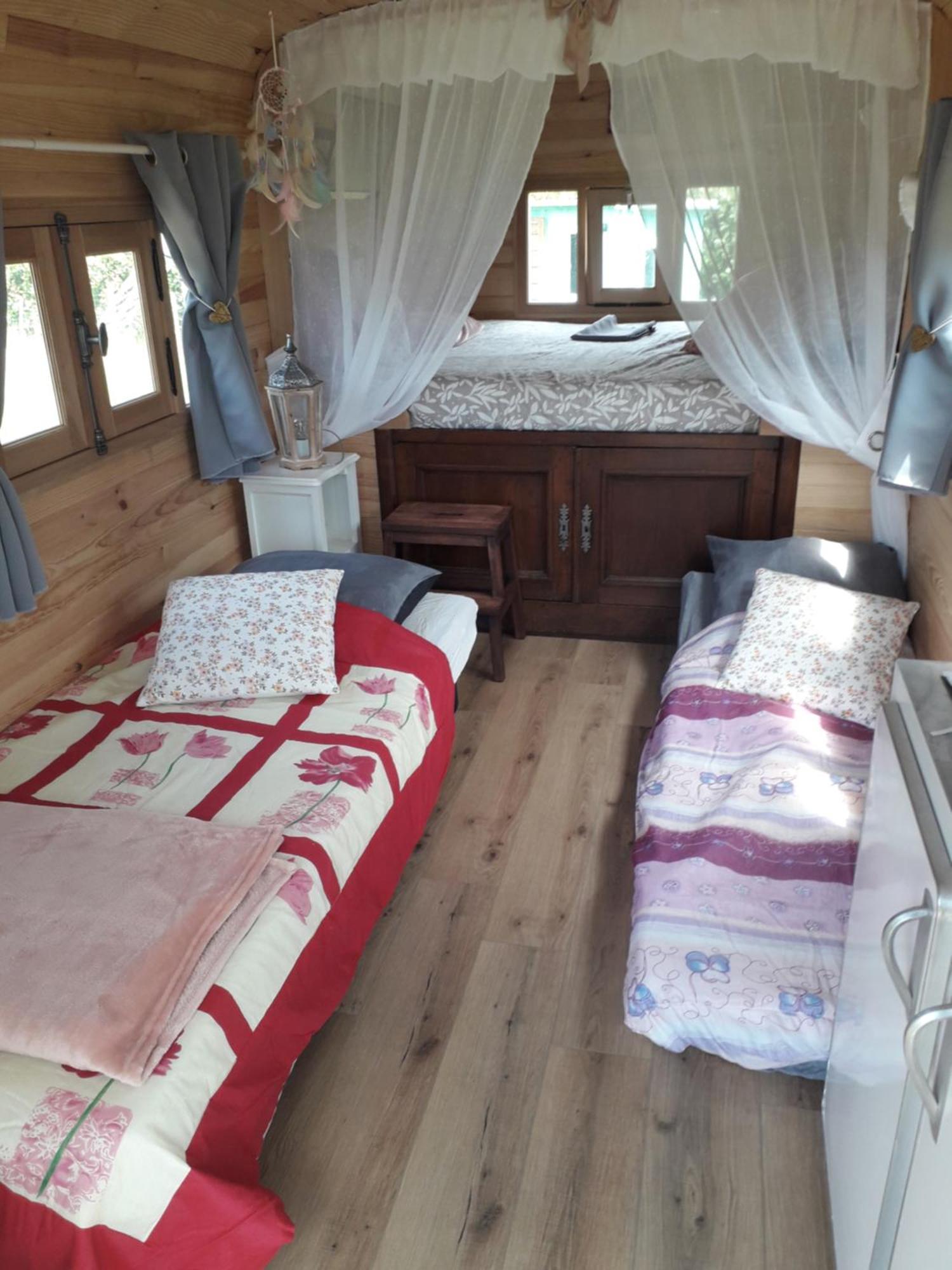 Bed and Breakfast La Roulotte Des Trois Arbres Oradour-sur-Glane Esterno foto